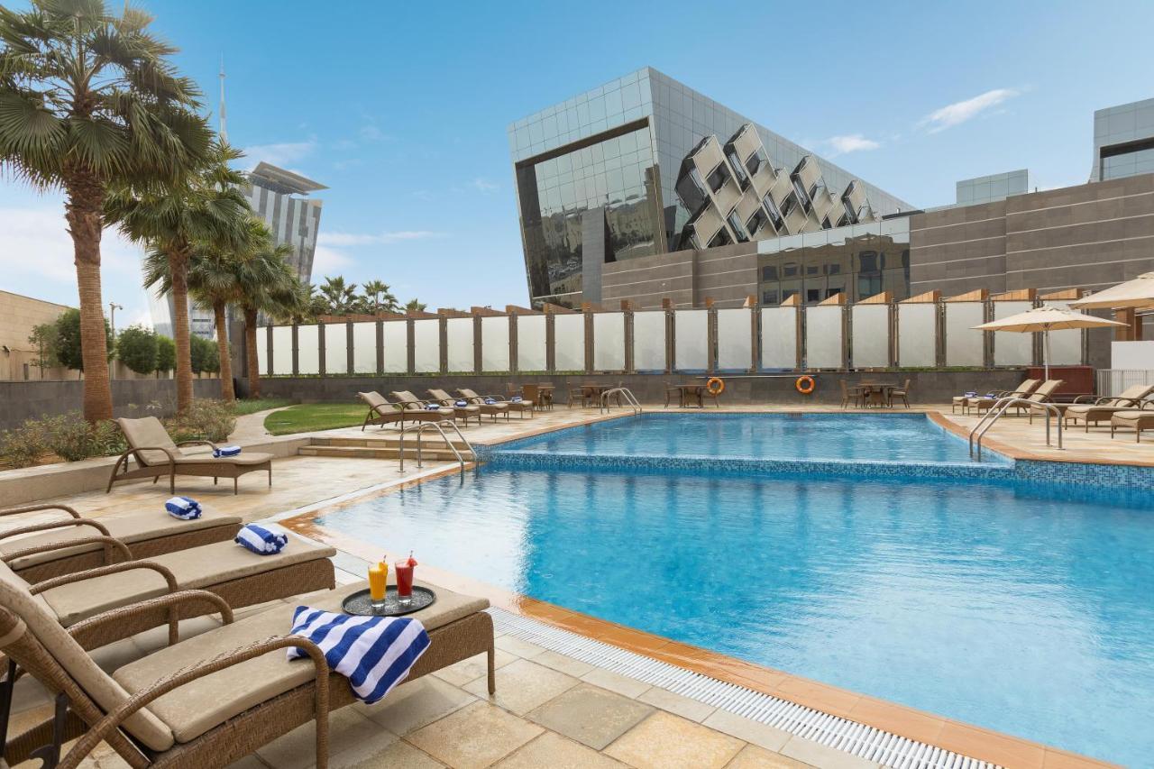 Crowne Plaza Riyadh - Rdc Hotel & Convention By Ihg מראה חיצוני תמונה The swimming pool at the hotel
