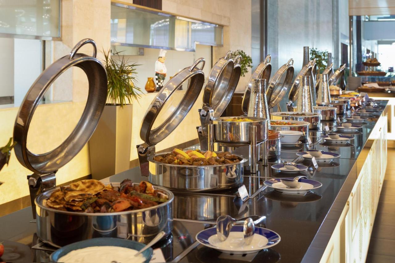 Crowne Plaza Riyadh - Rdc Hotel & Convention By Ihg מראה חיצוני תמונה A buffet at a hotel