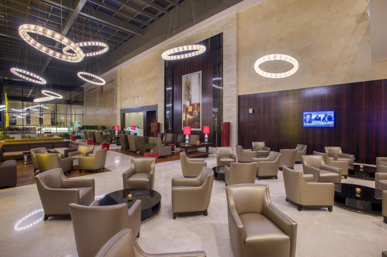 Crowne Plaza Riyadh - Rdc Hotel & Convention By Ihg מראה חיצוני תמונה Business Class lounge at the airport
