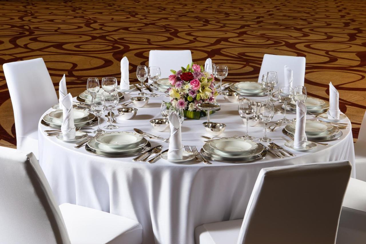 Crowne Plaza Riyadh - Rdc Hotel & Convention By Ihg מראה חיצוני תמונה A table set for a formal dinner
