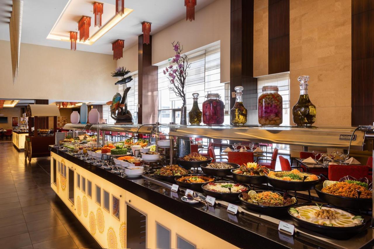 Crowne Plaza Riyadh - Rdc Hotel & Convention By Ihg מראה חיצוני תמונה A buffet at a hotel