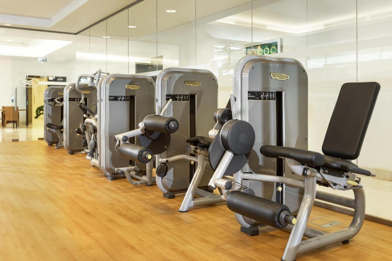 Crowne Plaza Riyadh - Rdc Hotel & Convention By Ihg מראה חיצוני תמונה A row of exercise machines