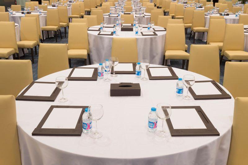 Crowne Plaza Riyadh - Rdc Hotel & Convention By Ihg מראה חיצוני תמונה A table set for a meeting
